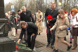 Возложение цветов к памятнику Верещагина