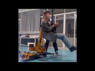 Limit power test of RC hydraulic LTM1350 crane truck, not suggest you to try the limit. Safety first