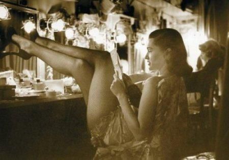 Ретро фотографии из раздевалки кабаре Мулен Руж «Мулен Руж» (фр. Moulin Rouge, буквально «Красная мельница») культовое кабаре в Париже, построенное в 1889 году. Предлагаем вашему вниманию