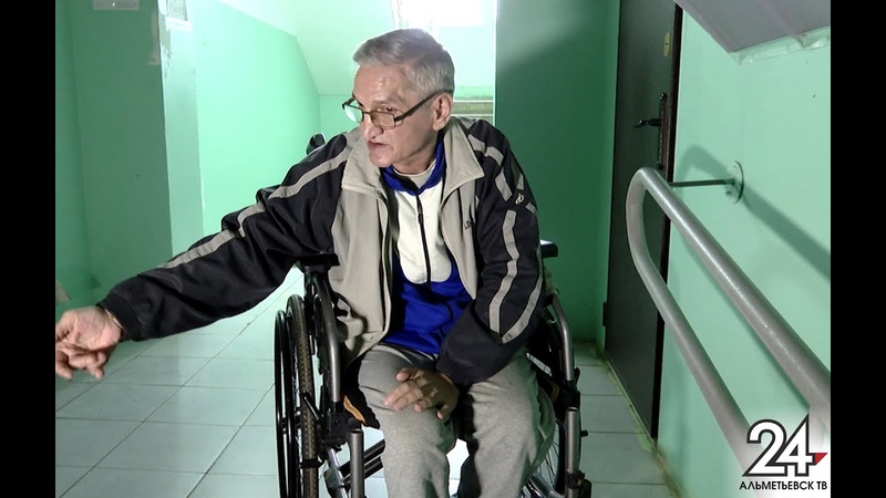 Мазилов на инвалидном кресле. Коляски в ефремове. Кресло для инвалидов в аэропорту. Анита цой сломала ногу. Коляска леры кудрявцевой.