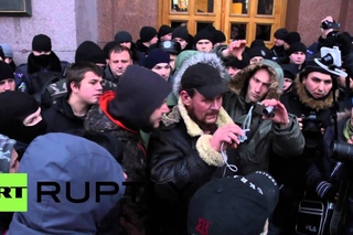 Ukraine: 300 Right Sector protesters target Kiev’s state admin building