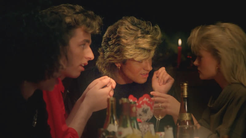 Last christmas remastered wham. Джордж Майкл ласт Кристмас клип. Джордж Майкл в клипе last Christmas. Кадр из клипа ласт Кристмас. Песня last Christmas клип.