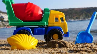 Машинки на пляже: бетономешалка! Развивающие видео для детей про машинки и игры с песком