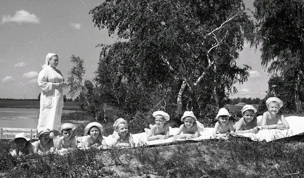 Артек лагерь туалет. Солнечные ванны в лагере. Гимнастика сборы одсоо-русь. Артек лагерь 1930 солнечные ванны. Солнечные ванны в лагере.