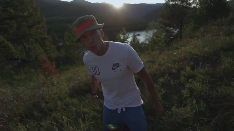 Словетский на спорте. Словетский интервью. Словетский бег. Фото из клипа Словетского нас болтает на Алтае. Словетский как стелит.