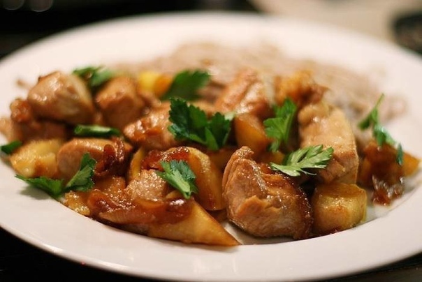 5 РЕЦЕПТОВ ПО-НАСТОЯЩЕМУ СОЧНОЙ И ВКУСНОЙ КУРИНОЙ ГРУДКИ 1. Куриная грудка с яблоком: диетический ужин на 5, На 100 гр - 89 ккал белки - 13 жиры - 1 углеводы - 8 Яблоко в этом блюде не просто