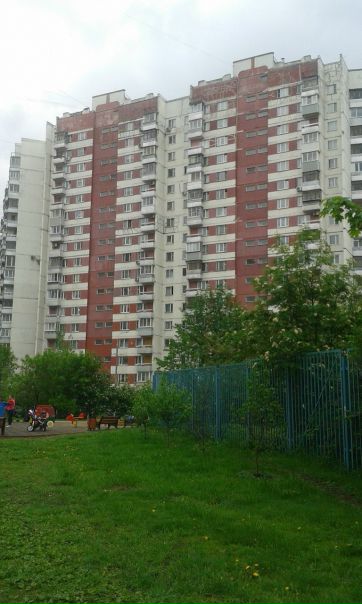 Фото: Комната! Москва! Митино! Свободна, уже можно заселяться! <br>Цена 15 000 т. + счётчики. Метро 5 минут пешком! <br>Соседи - миролюбивые, без вредных привычек! Комната большая светлая,с красивым видом из окна) <br>Рядом парк с озером, лес (тоже с озером!), шикарные магазины, продуктовый рынок! Кухня в идеальном состоянии. Ванна и туалет раздельные. <br>Ищем одну женщину или девушку ! <br>Без вредных привычек . <br>Для связи - личные сообщения или вайбер, <br>вотсап +7 978 015 85 46 <br>смотреть можно вечером —. по предварительной договорённости.
