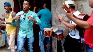 Cubanos tocando salsa en la calle en Cuba
