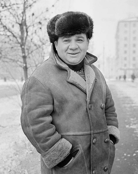 past Евгений Леонов. Евгений Павлович Лео́нов (2 сентября 1926, Москва - 29 января 1994, там же) - советский и российский актёр театра и кино. Биография. Детство и юность. Родился в семье