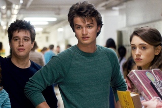 очень странные дела герли. второстепенные персонажи оно. главных героев слишком много. главных героев слишком много. чарли хитон очень странные дела.