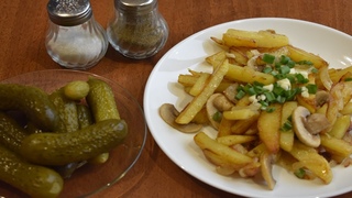 СУПЕР ВКУСНАЯ ЖАРЕНАЯ КАРТОШКА С ШАМПИНЬОНАМИ! Лучшая еда это простая еда!