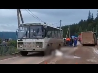 Автобус сбил троих пешеходов: смертельная авария в Усть-Куте