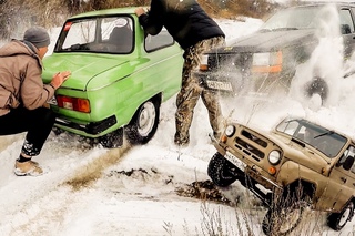 УАЗ, Grand Cherokee и Запорожец в снегу!