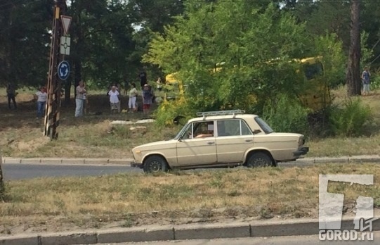 В Тольятти пассажирский автобус слетел с проезжей части в кювет Это картинка