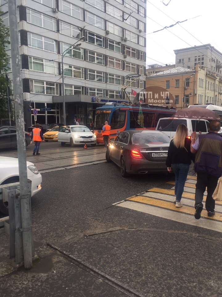 Недалеко от метро Красносельская шкодавод решил потягаться силами с трамваем Это картинка