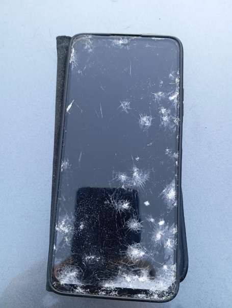 Найден телефон на дороге стороне гэса. Экран...