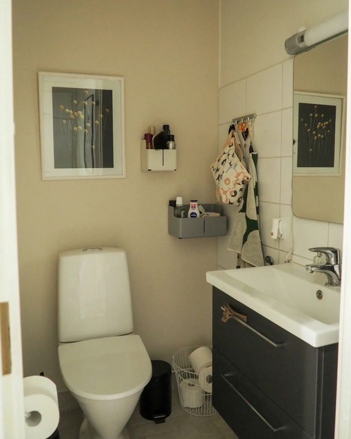 Как цветочные обои и красивая винтажная полка кардинально смогли преобразить интерьер бежевой ванной комнаты