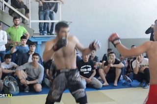 Таджик в черных шортах выиграл соперника в Питере!