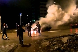 Горит авто на ул. Комкова, Омск. .