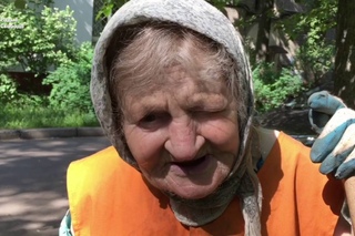 85-гадовая пенсіянерка працуе дворнікам, каб выжыць