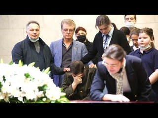 Над гробом рыдал безутешный сын! На прощании с Ниной Шацкой! Стаклянная вставка на гробе! Простились